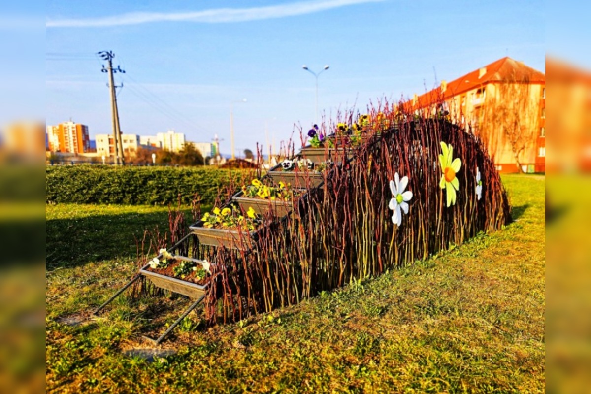 FOTO: Humenné rozkvitlo do Veľkej noci. Zajačiky, vajíčka aj farby, foto 2