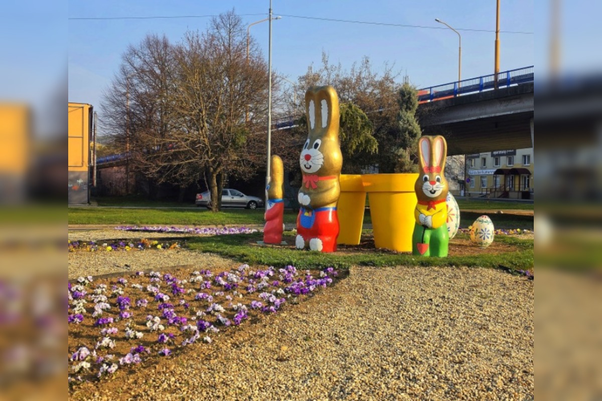 FOTO: Humenné rozkvitlo do Veľkej noci. Zajačiky, vajíčka aj farby, foto 11