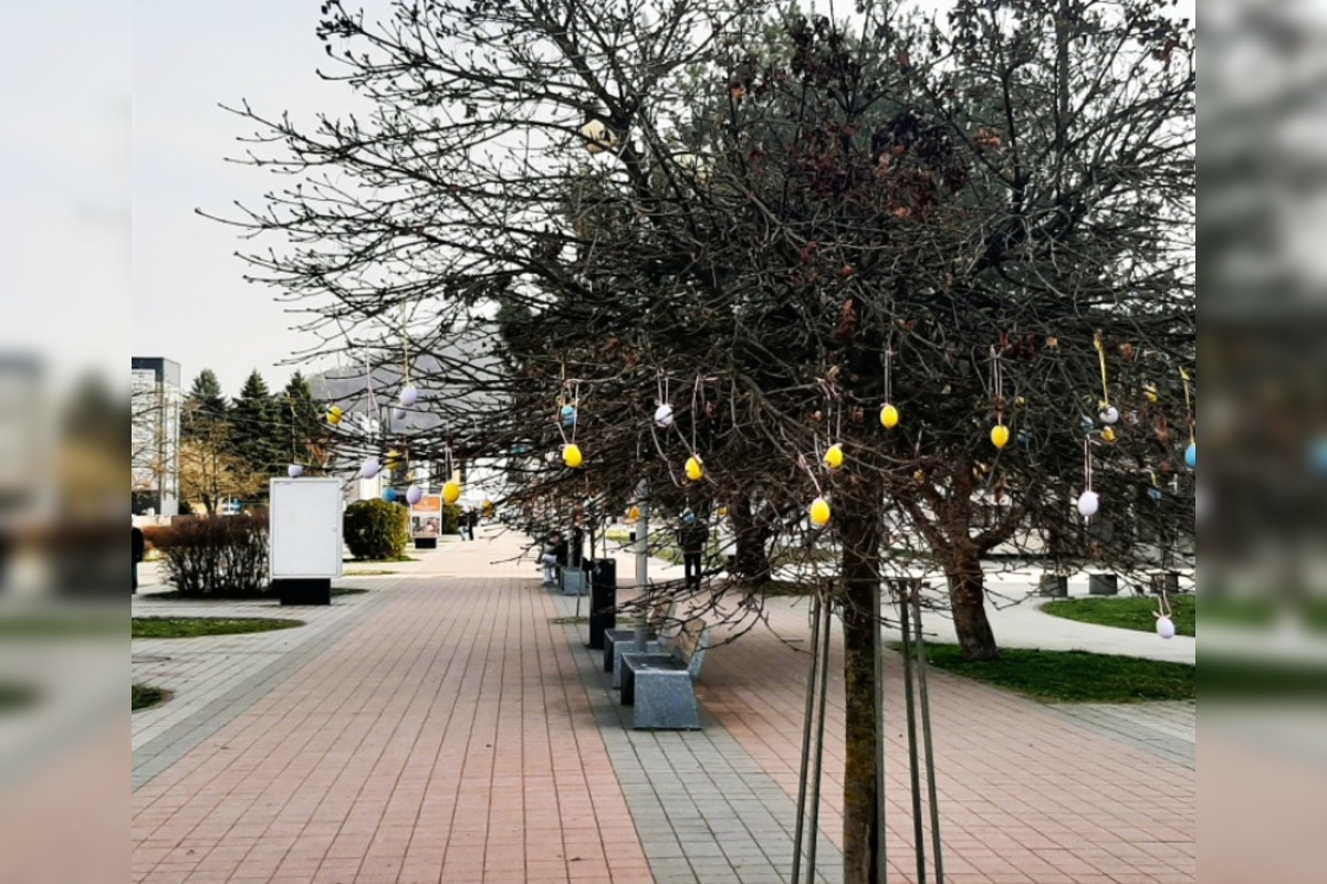 FOTO: Humenné rozkvitlo do Veľkej noci. Zajačiky, vajíčka aj farby, foto 19