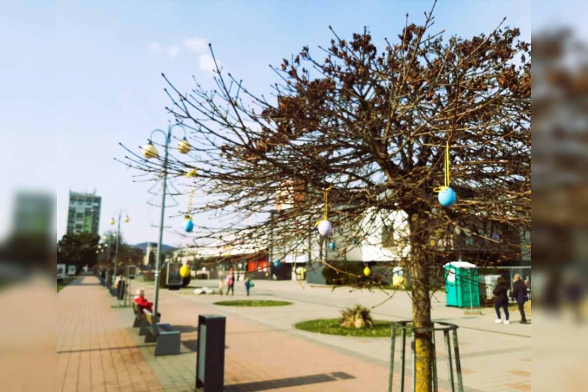 FOTO: Humenné rozkvitlo do Veľkej noci. Zajačiky, vajíčka aj farby, foto 20