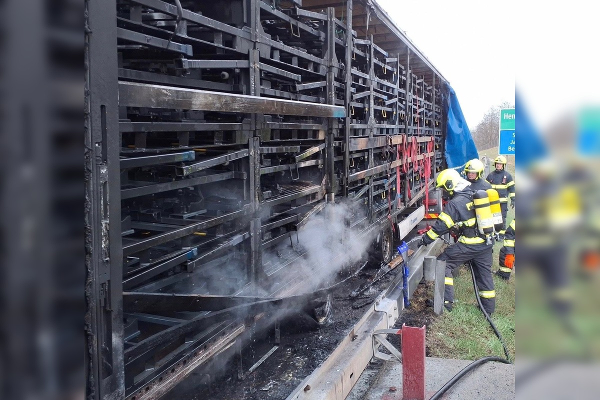 FOTO: Na diaľnici pri Hendrichovciach horel kamión, foto 1