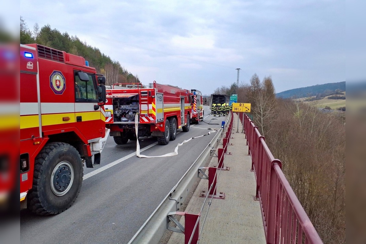 FOTO: Na diaľnici pri Hendrichovciach horel kamión, foto 2