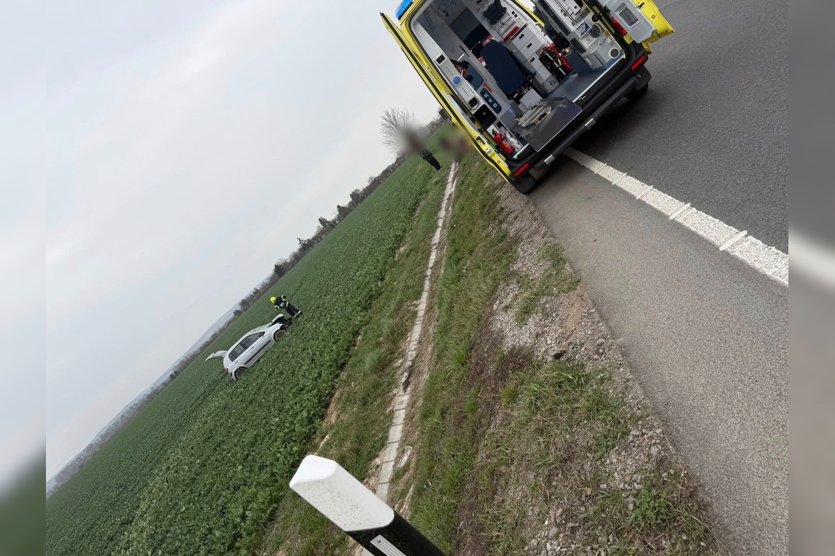 FOTO: Pri Vranove nad Topľou vyletelo auto z cesty, úsek za Vernárom je zablokovaný , foto 1