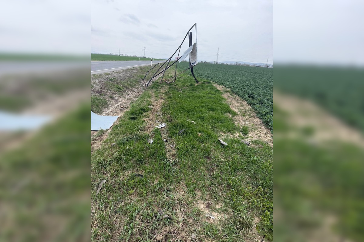 FOTO: Pri Vranove nad Topľou vyletelo auto z cesty, úsek za Vernárom je zablokovaný , foto 2