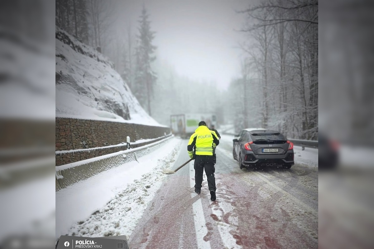 FOTO: Pri Vranove nad Topľou vyletelo auto z cesty, úsek za Vernárom je zablokovaný , foto 3