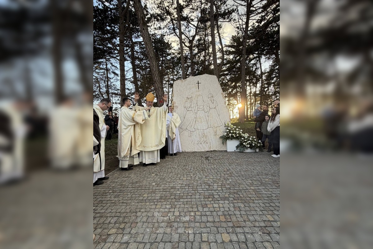 FOTO: V Spišskom Podhradí odhalili pamätník obetiam tragickej udalosti, foto 7