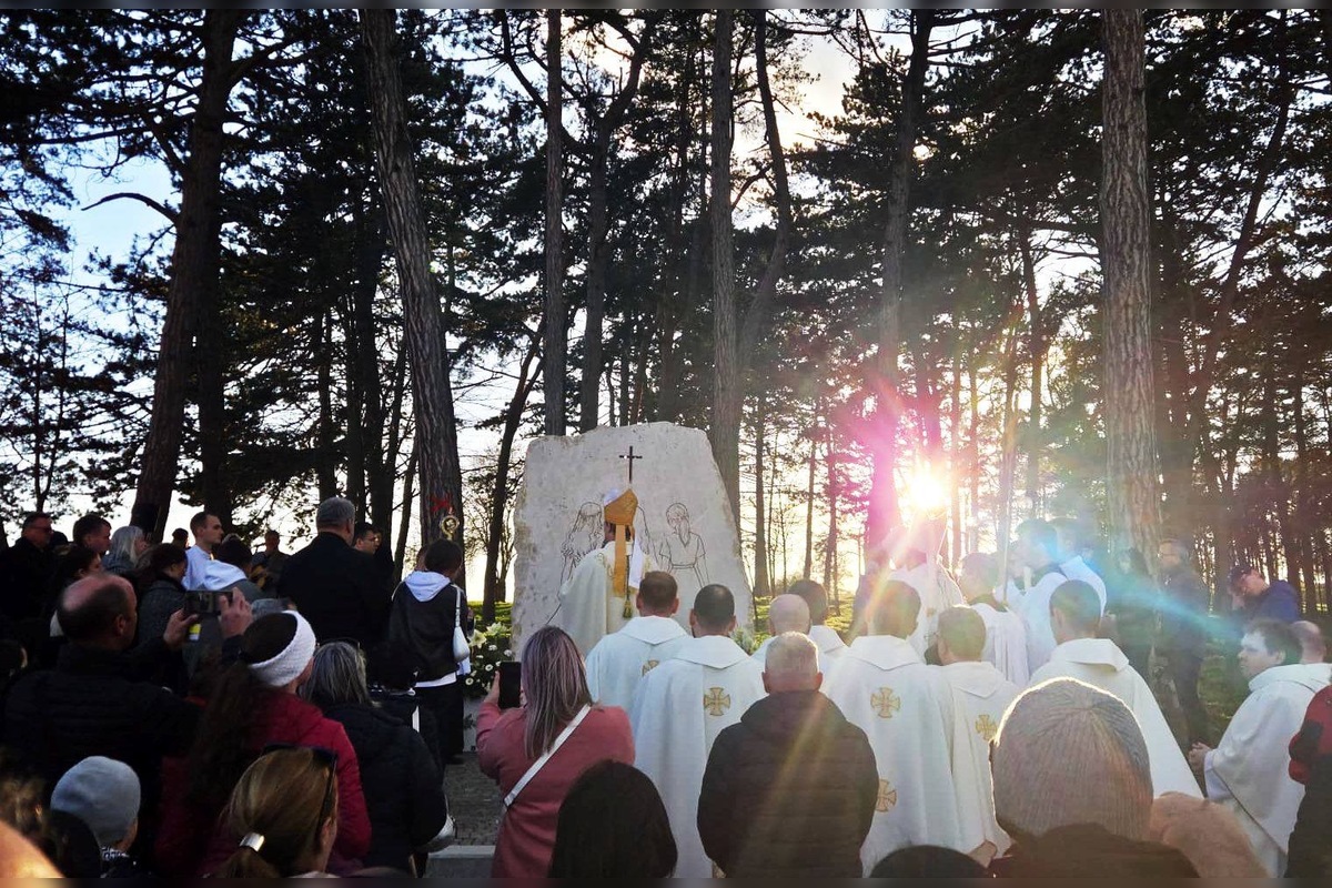 FOTO: V Spišskom Podhradí odhalili pamätník obetiam tragickej udalosti, foto 9