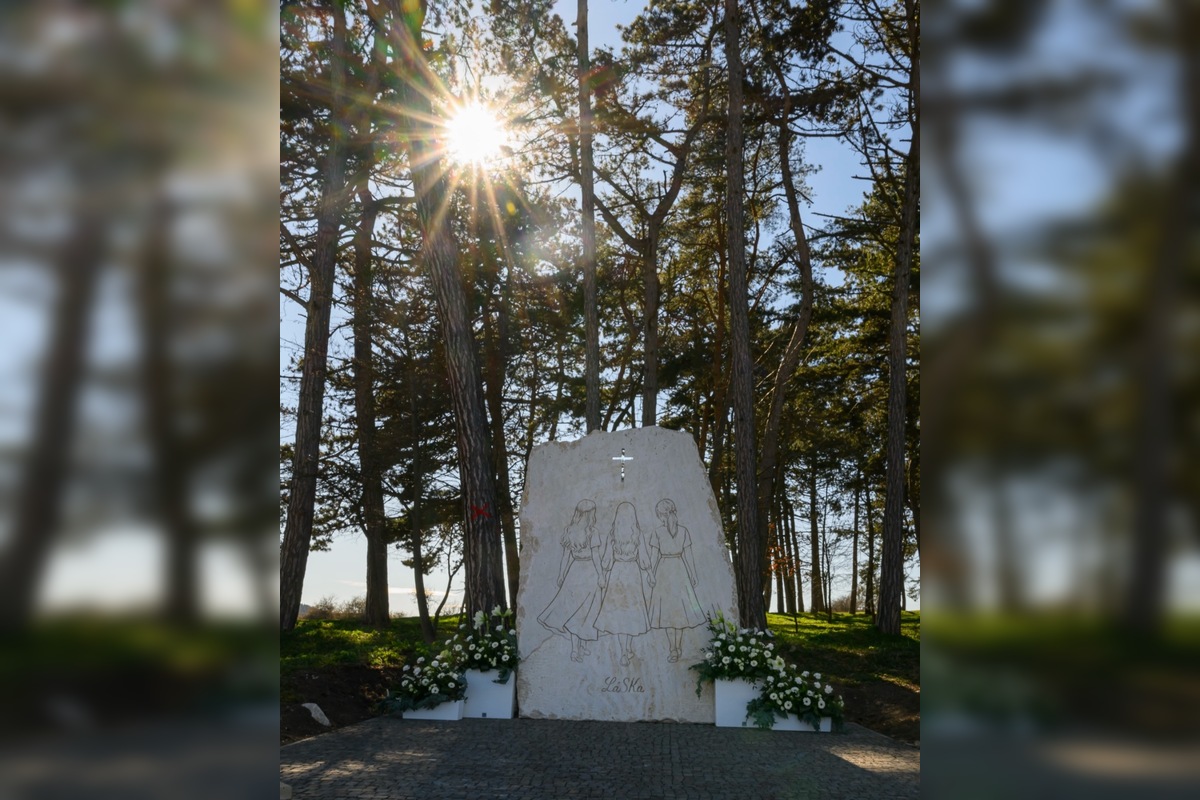 FOTO: V Spišskom Podhradí odhalili pamätník obetiam tragickej udalosti, foto 10