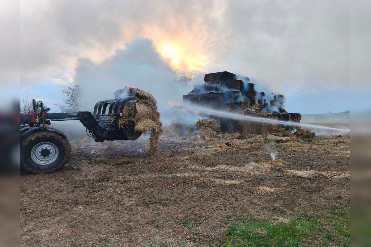 FOTO: Požiar slamy pri Prešove, hasiči zasahovali do noci, foto 1