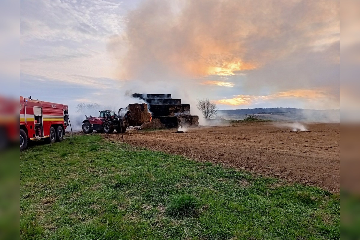 FOTO: Požiar slamy pri Prešove, hasiči zasahovali do noci, foto 2