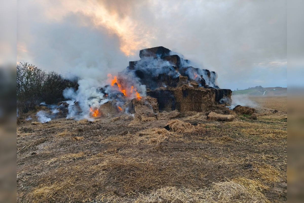 FOTO: Požiar slamy pri Prešove, hasiči zasahovali do noci, foto 3