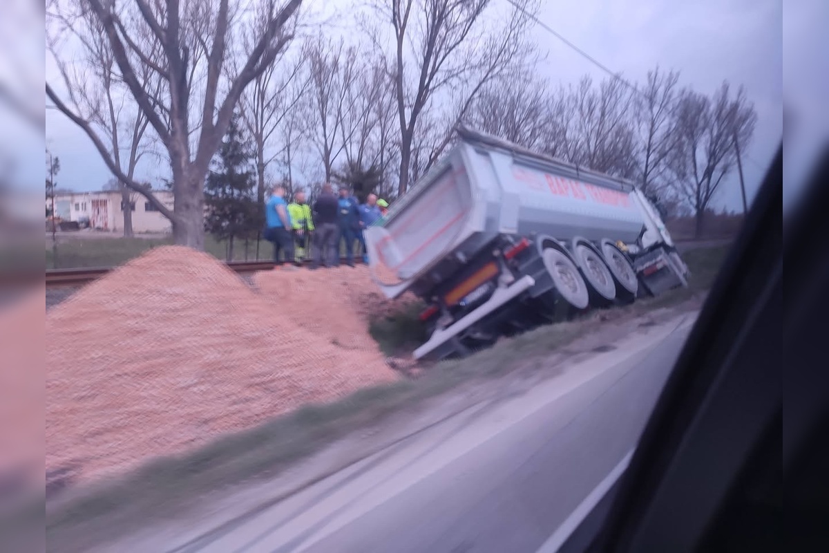 FOTO: Vo Veľkej Lomnici zvýšte opatrnosť. Kamión skončil v priekope, foto 1