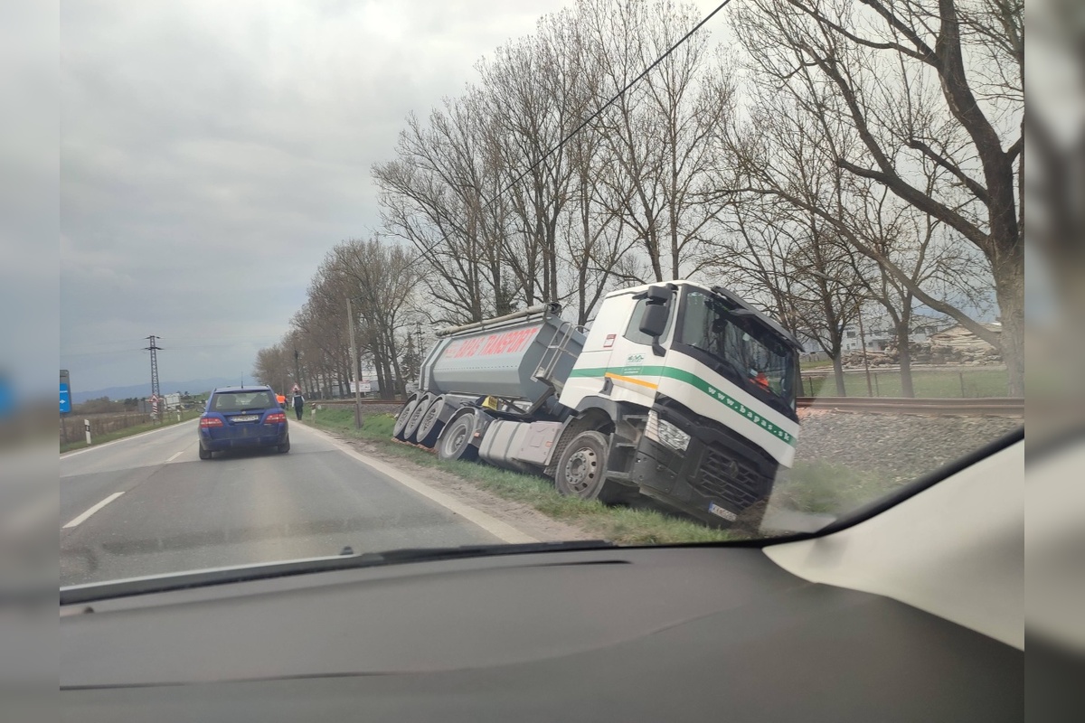 FOTO: Vo Veľkej Lomnici zvýšte opatrnosť. Kamión skončil v priekope, foto 2