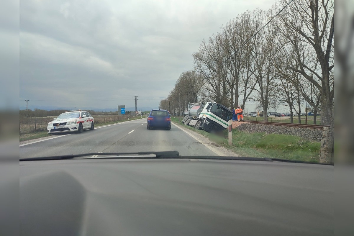 FOTO: Vo Veľkej Lomnici zvýšte opatrnosť. Kamión skončil v priekope, foto 3