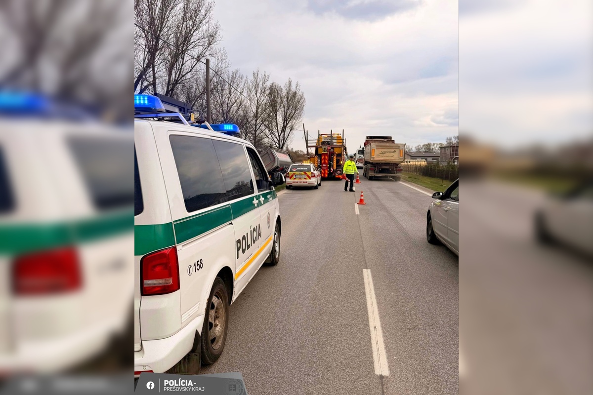 FOTO: Vo Veľkej Lomnici zvýšte opatrnosť. Kamión skončil v priekope, foto 4