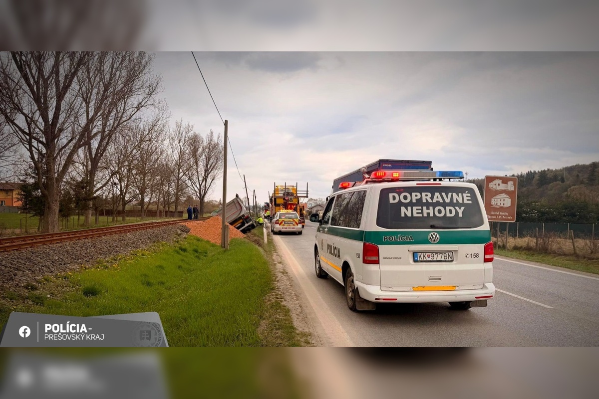 FOTO: Vo Veľkej Lomnici zvýšte opatrnosť. Kamión skončil v priekope, foto 5
