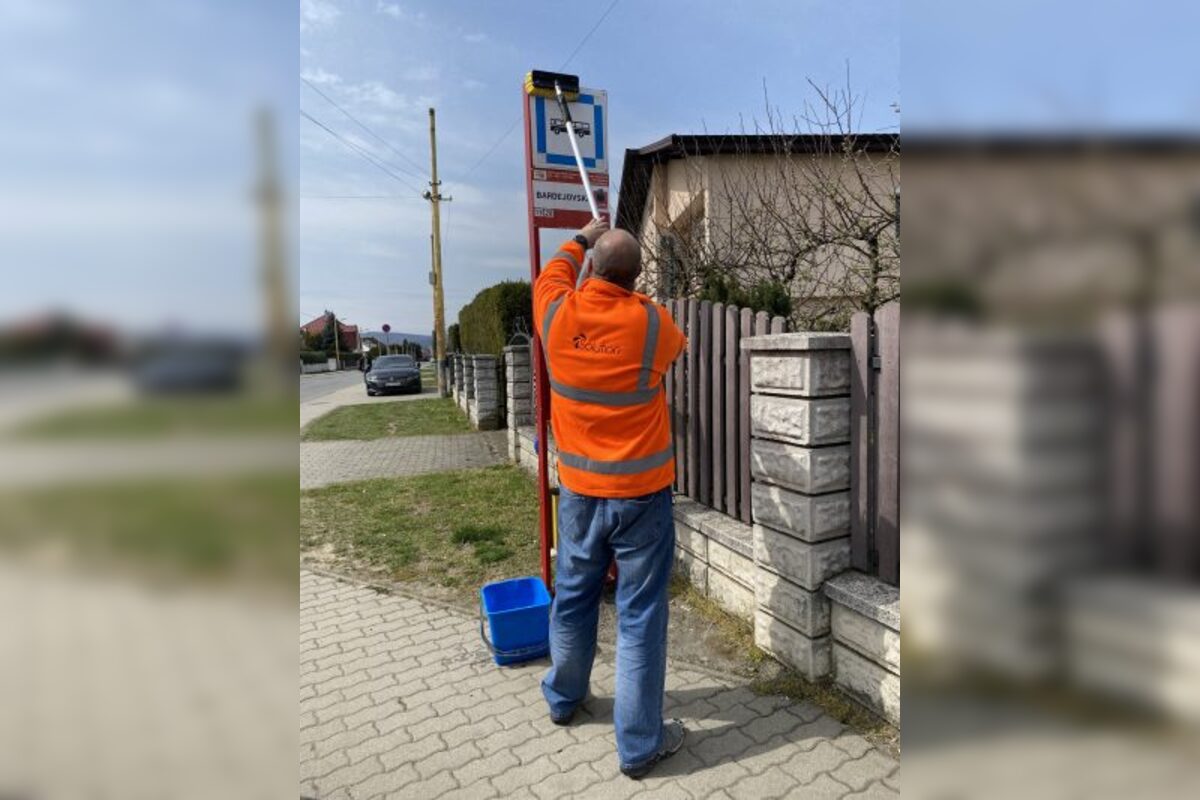 FOTO: Zastávky v Prešove čistia, pomaly miznú grafity aj nálepky, foto 4