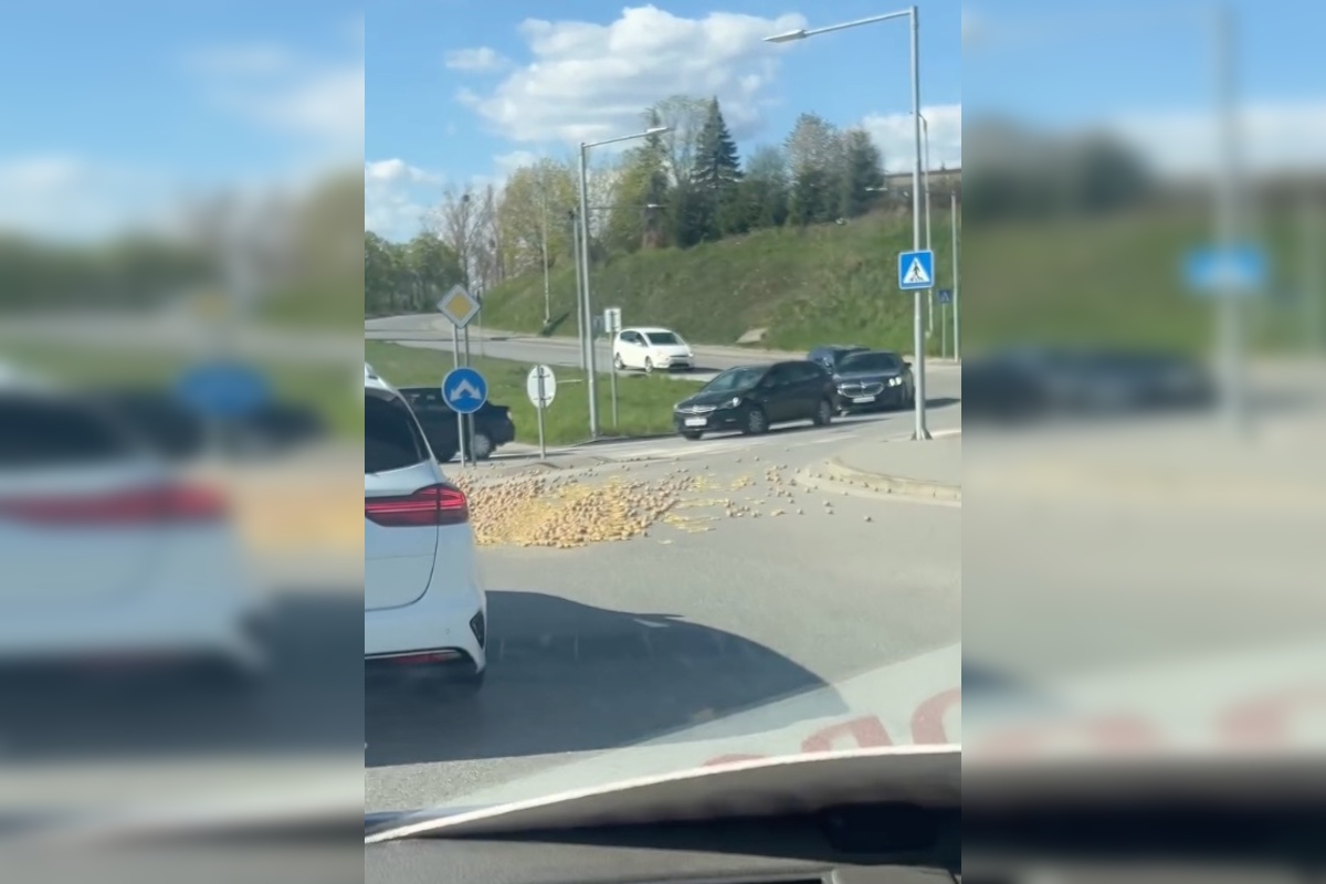 FOTO: Pozor na kruhovom objazde v Sabinove. Na ceste sú zemiaky, foto 1