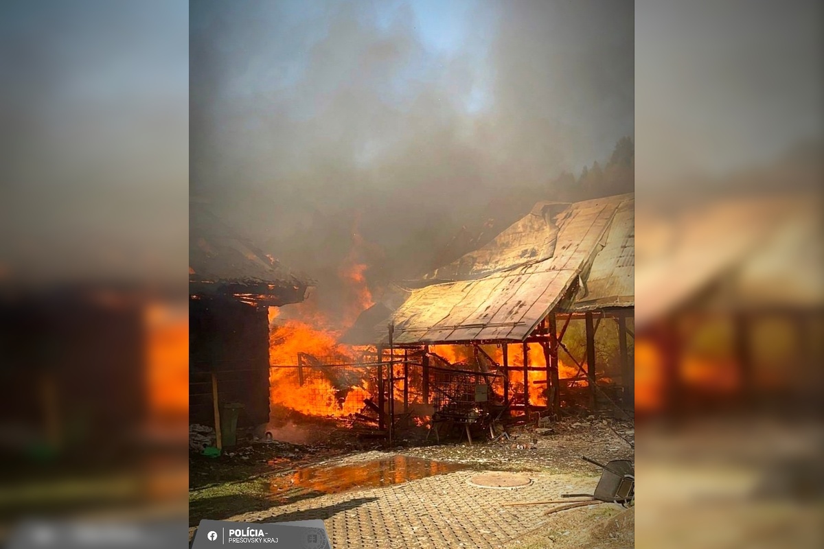 FOTO: Neďaleko Starej Ľubovne došlo k rozsiahlemu požiaru. Evakuovaných bolo 25 obyvateľov, foto 1