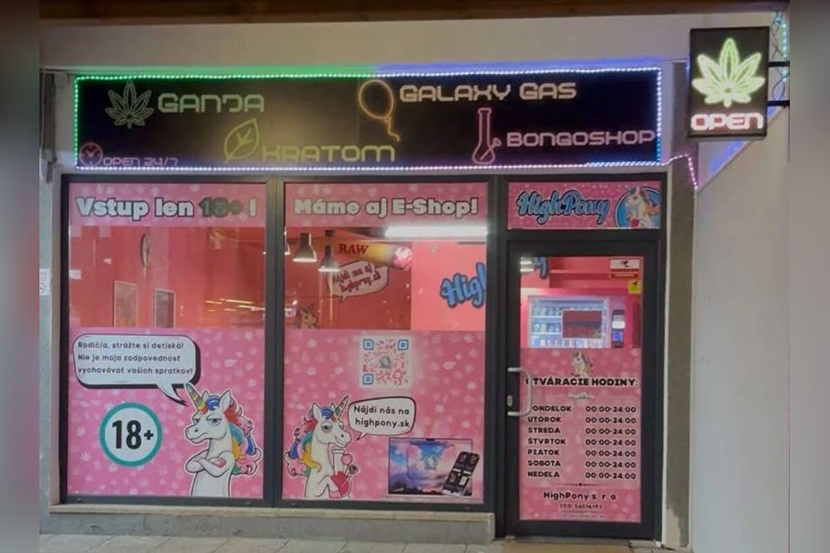 FOTO:  V centre Popradu sa objavila kontroverzná pobočka s legálnymi drogami, foto 3
