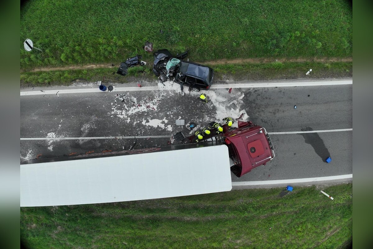 FOTO: Pri vážnej nehode pri Ladomirovej sa zranili tri osoby, foto 1