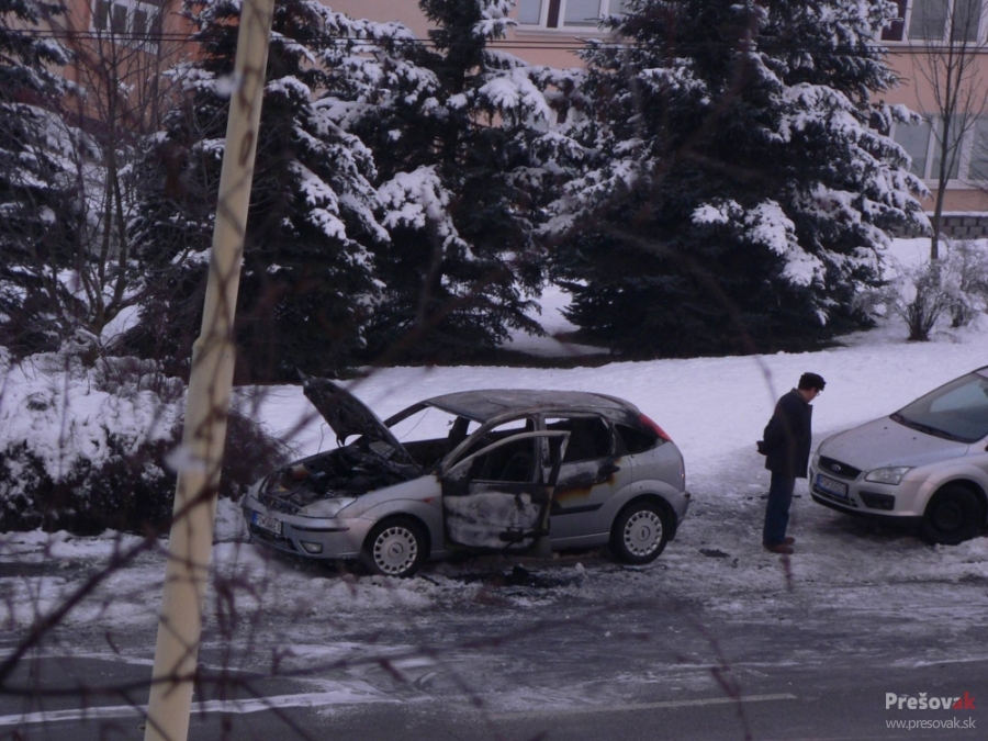 Muž chcel auto odmraziť, to mu nakoniec zhorelo , foto 1