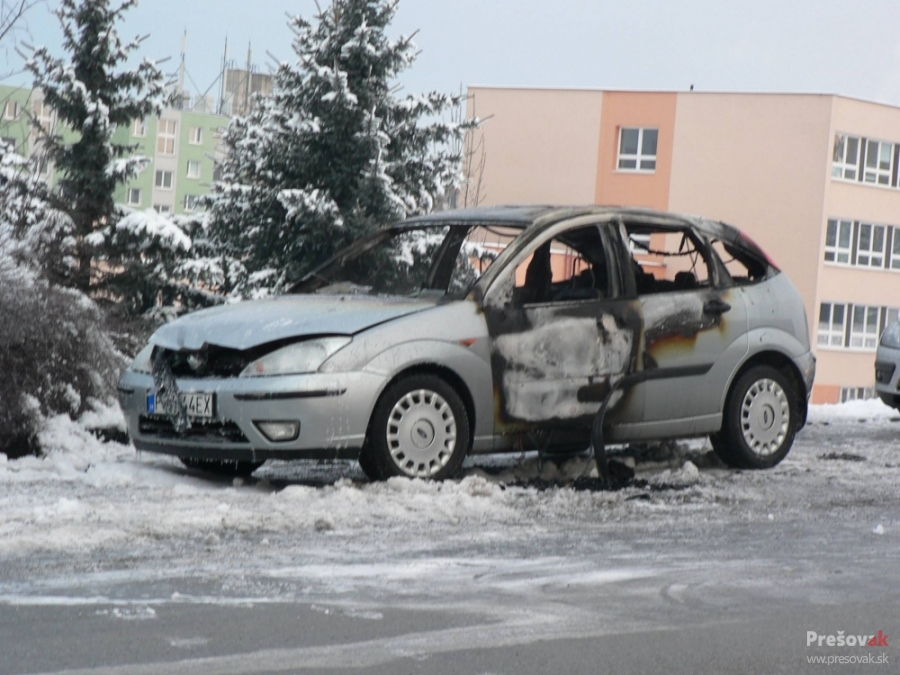 Muž chcel auto odmraziť, to mu nakoniec zhorelo , foto 2