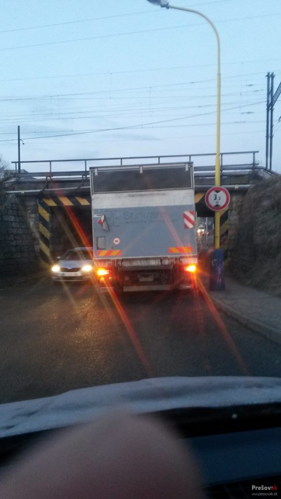 Nákladný automobil sa nevošiel pod most, foto 1