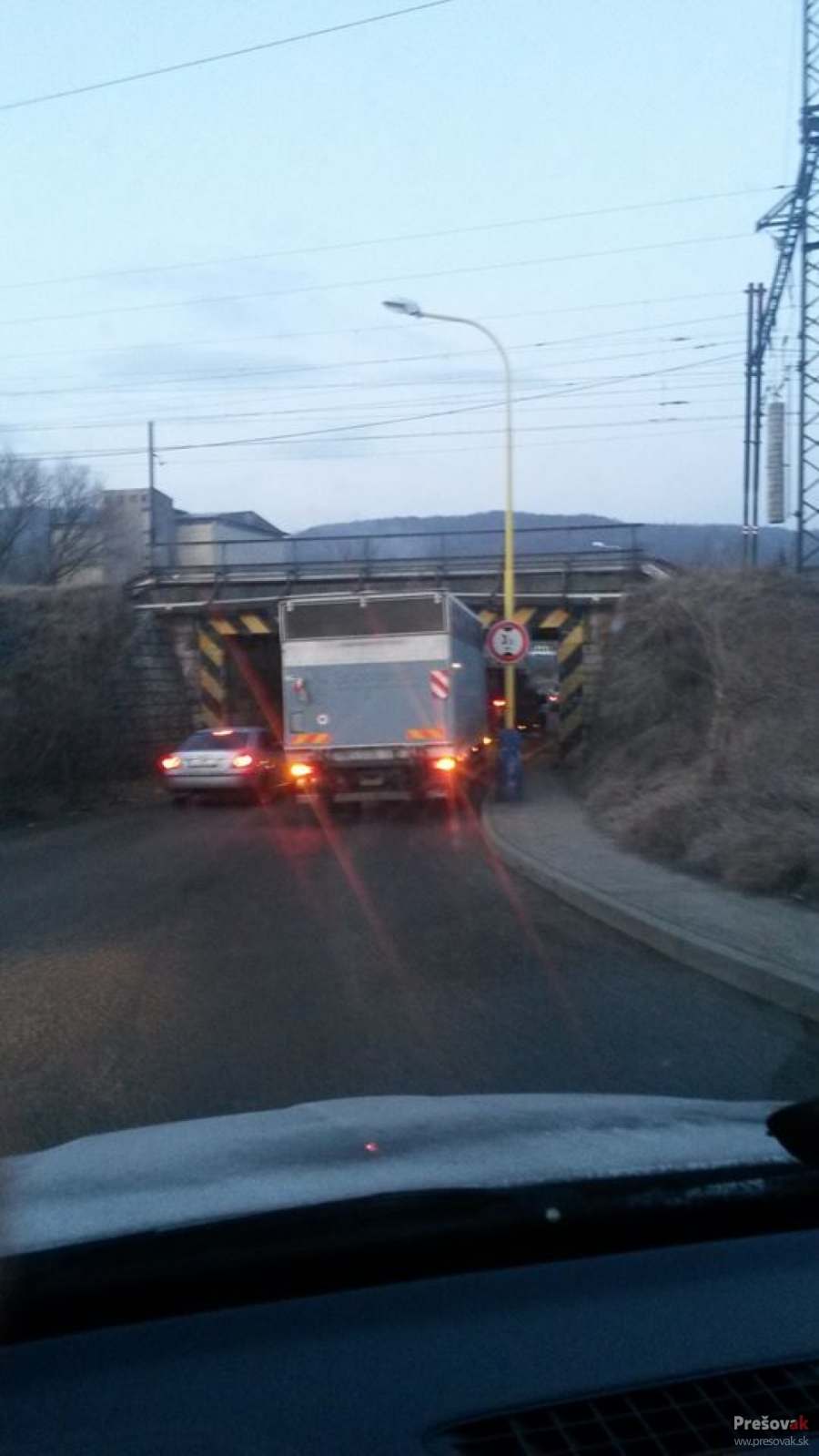 Nákladný automobil sa nevošiel pod most, foto 2
