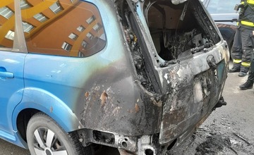FOTO: Úmyselne podpálené auto na prešovskom sídlisku