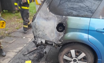 FOTO: Úmyselne podpálené auto na prešovskom sídlisku