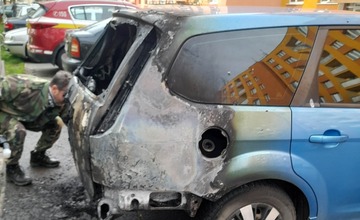 FOTO: Úmyselne podpálené auto na prešovskom sídlisku