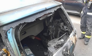 FOTO: Úmyselne podpálené auto na prešovskom sídlisku