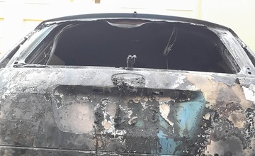 FOTO: Úmyselne podpálené auto na prešovskom sídlisku