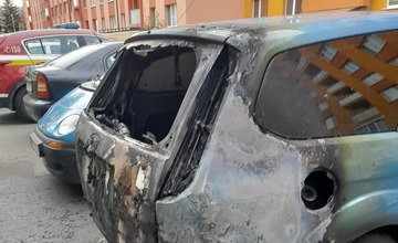 FOTO: Úmyselne podpálené auto na prešovskom sídlisku