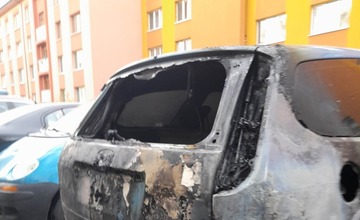 FOTO: Úmyselne podpálené auto na prešovskom sídlisku