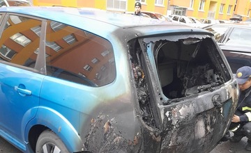 FOTO: Úmyselne podpálené auto na prešovskom sídlisku