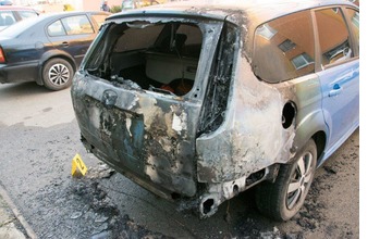 FOTO: Prešovskí policajti objasnili prípad, v ktorom páchateľ podpálil osem áut