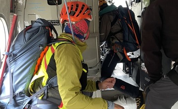 FOTO: Poľským turistom pod sedlom Prielom pomáhali horskí záchranári v spolupráci s Letkou ministerstva vnútra