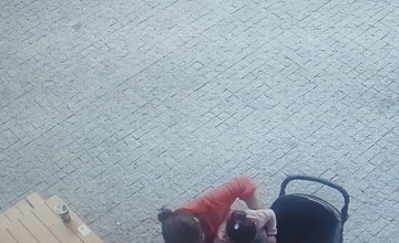 FOTO: Prešovskí policajti objasňujú krádež telefónu pri obchodnom centre. Poznáte ženu na fotografiách?