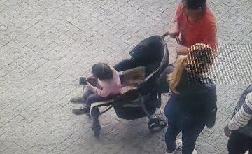 FOTO: Prešovskí policajti objasňujú krádež telefónu pri obchodnom centre. Poznáte ženu na fotografiách?