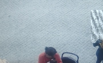 FOTO: Prešovskí policajti objasňujú krádež telefónu pri obchodnom centre. Poznáte ženu na fotografiách?