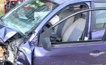 FOTO: Vodič prešiel v okrese Prešov do protismeru a narazil do stromu. Ťažkým zraneniam podľahol 