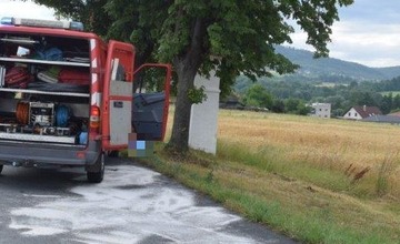 FOTO: Vodič prešiel v okrese Prešov do protismeru a narazil do stromu. Ťažkým zraneniam podľahol 