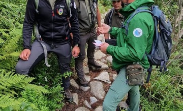 FOTO: Strážcovia národných parkov si počas víkendu posvietili na turistov pohybujúcich sa mimo značených chodníkov