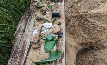 FOTO: Matka dvojročného syna našla počas hry v pieskovisku kusy skla