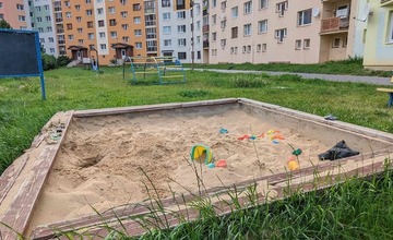 FOTO: Matka dvojročného syna našla počas hry v pieskovisku kusy skla