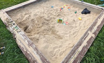 FOTO: Matka dvojročného syna našla počas hry v pieskovisku kusy skla