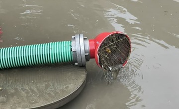 FOTO: Po búrke došlo k zatopeniu cesty v prešovskej mestskej časti Kúty. Pomáhali dobrovoľní hasiči