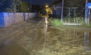 FOTO: Po búrke došlo k zatopeniu cesty v prešovskej mestskej časti Kúty. Pomáhali dobrovoľní hasiči